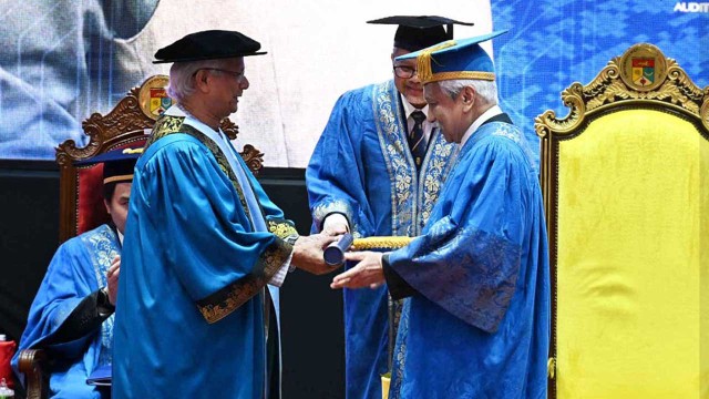 প্রধান উপদেষ্টাকে ডক্টরেট ডিগ্রি দিলো ইউকেএম