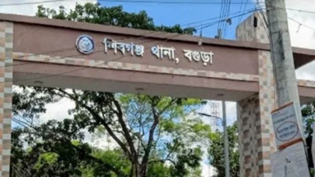 বগুড়ায় প্রবাসীর বাড়িতে লুটের পর স্ত্রী-ছেলেকে কুপিয়ে হত্যা